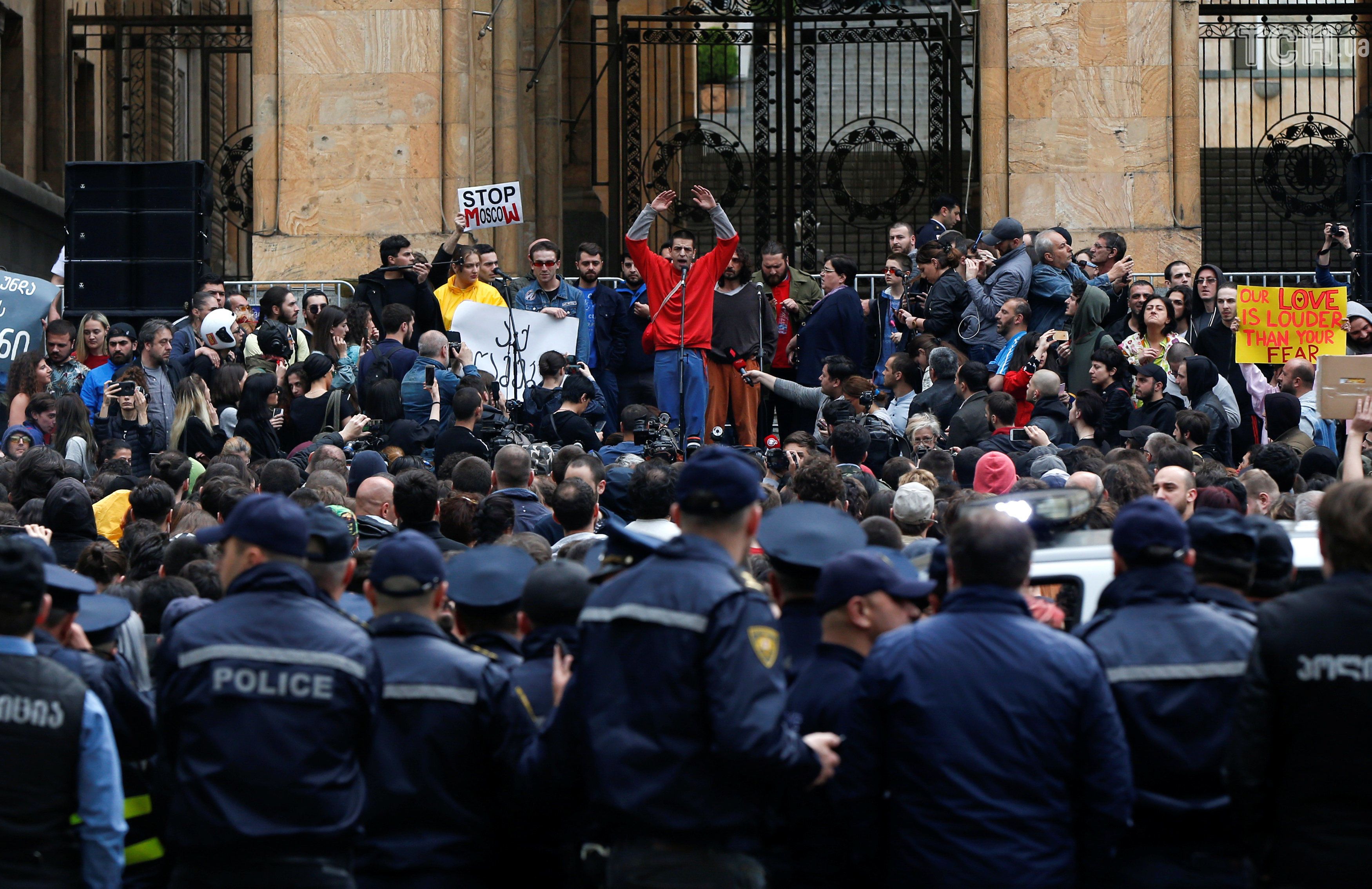 В Тбилиси молодежь вышла на улицу с протестом против антинаркотических рейдов полиции в ночных клубах