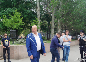 В Николаеве двух депутатов облсовета облили кефиром