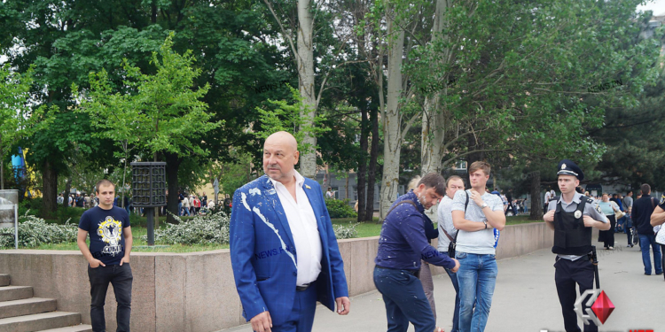 В Николаеве двух депутатов облсовета облили кефиром