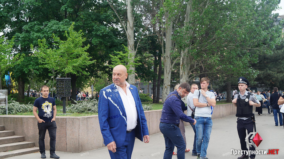 В Николаеве двух депутатов облсовета облили кефиром