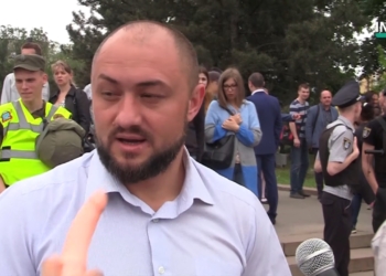 В Николаеве депутату облсовета вместо микрофона подсунули фаллоимитатор