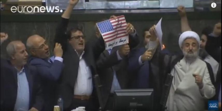 Ответ Трампу: в иранском парламенте сожгли флаг США