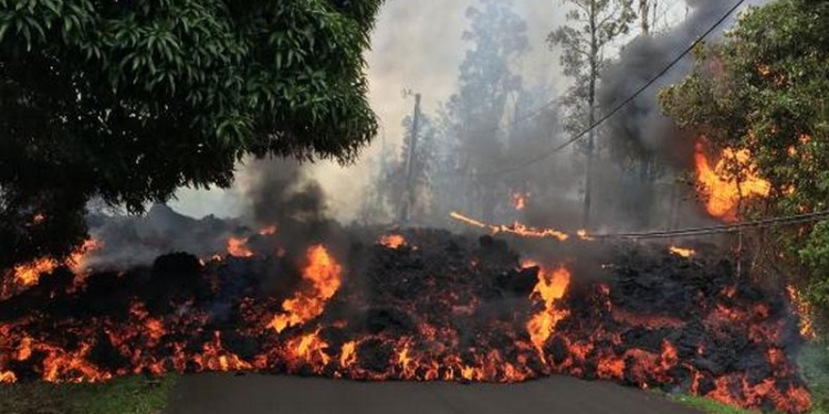 Вулкан Килауэа на Гавайях продолжает бушевать: появились 2 новых отверстия