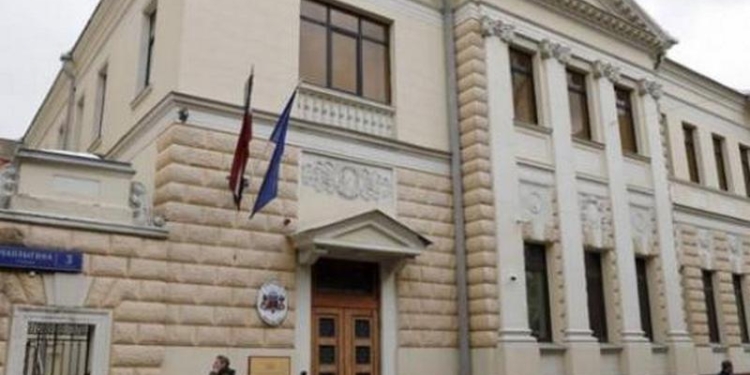 Посольство Латвии в Москве забросали дымовыми шашками и файерами