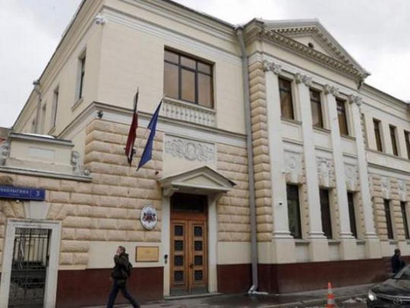 Посольство Латвии в Москве забросали дымовыми шашками и файерами 1
