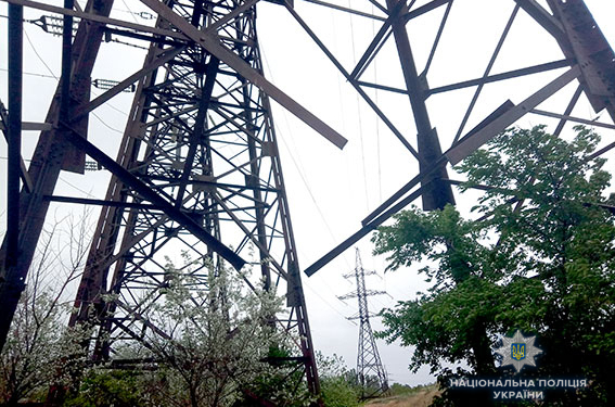 Семейный подряд: в Николаеве задержаны трое братьев, раскурочивших электроопору