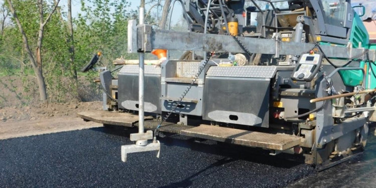 Николаевские дорожники на Т-15-08 с начала мая уложили верхний слой на 13 км