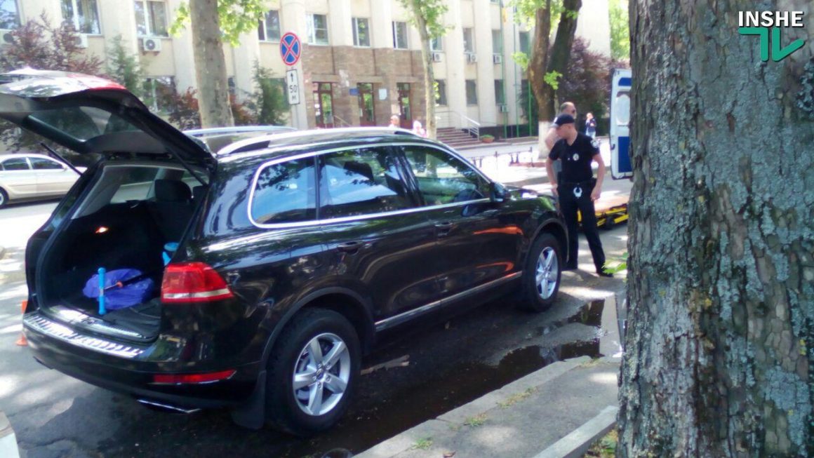 Volkswagen Touareg на пешеходном переходе сбил девушку в Николаеве 1
