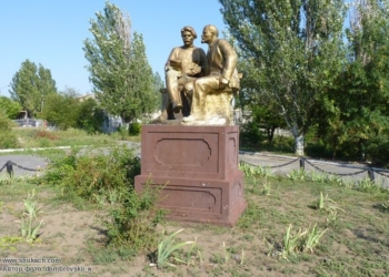 Минус один: скульптурная композиция «Ленин и Горький» в Очакове лишилась вождя мирового пролетариата