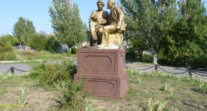 Минус один: скульптурная композиция «Ленин и Горький» в Очакове лишилась вождя мирового пролетариата
