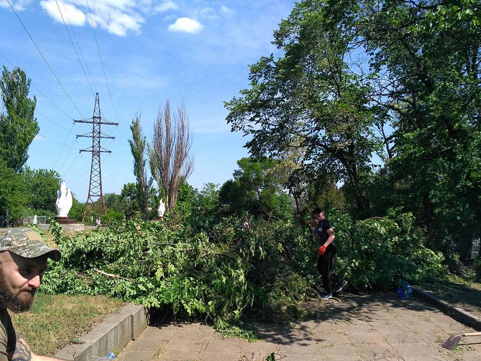 В Николаеве военные и волонтеры привели в порядок могилы освободителей города и ветеранов Второй мировой на старом некрополе 2