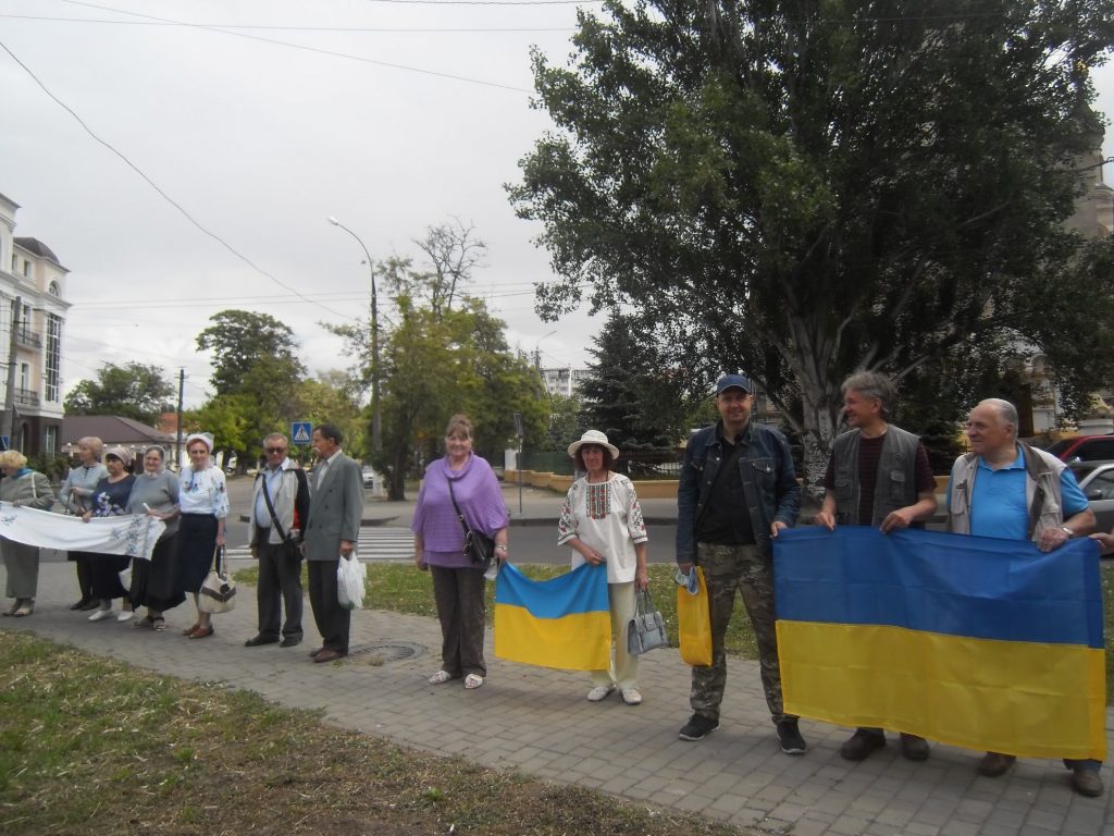 В Николаеве в День матери создали цепь с рушниками за единую поместную церковь в Украине 2