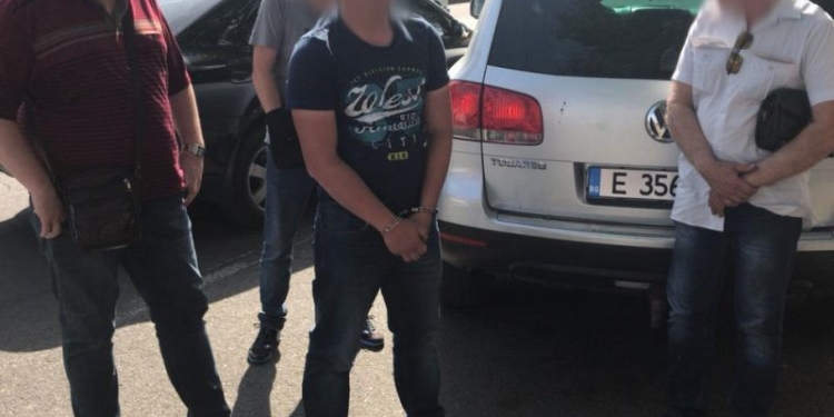 Патрульный, которого в Николаеве задержали за взятку в 10 тыс.грн., посидит под домашним арестом