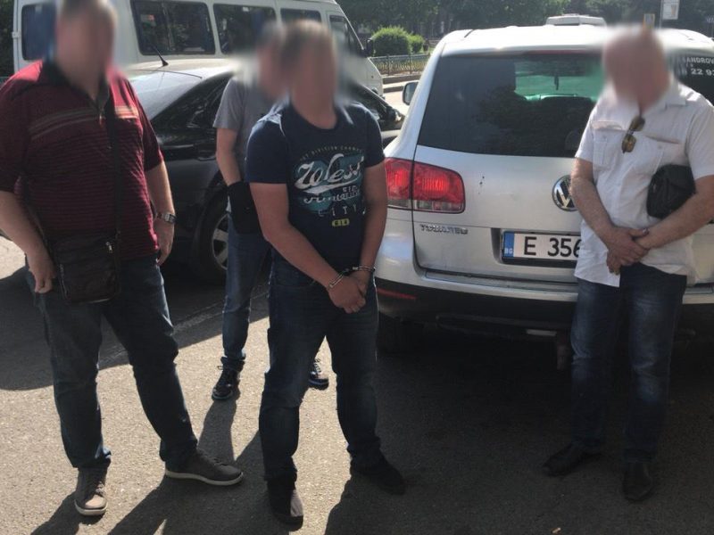 Патрульный, которого в Николаеве задержали за взятку в 10 тыс.грн., посидит под домашним арестом 1