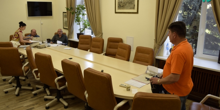 Из-за отсутствия кворума Репин потребовал переформатировать комиссию по ЖКХ: Не буду больше собирать комиссию, задрали