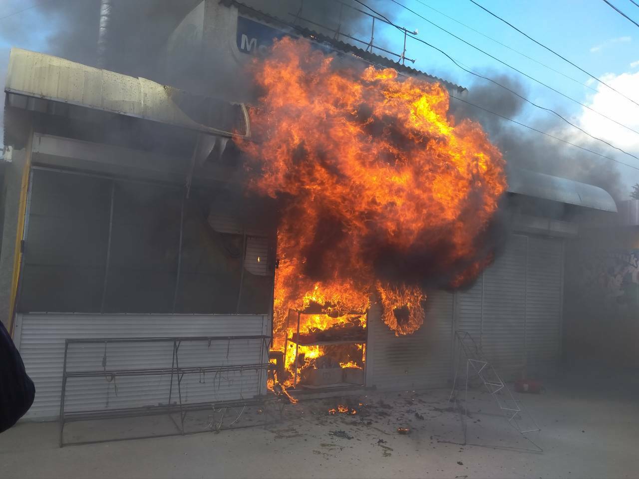 В Вознесенске на рыночке спасатели тушили киоск. Почему загорелся, неясно