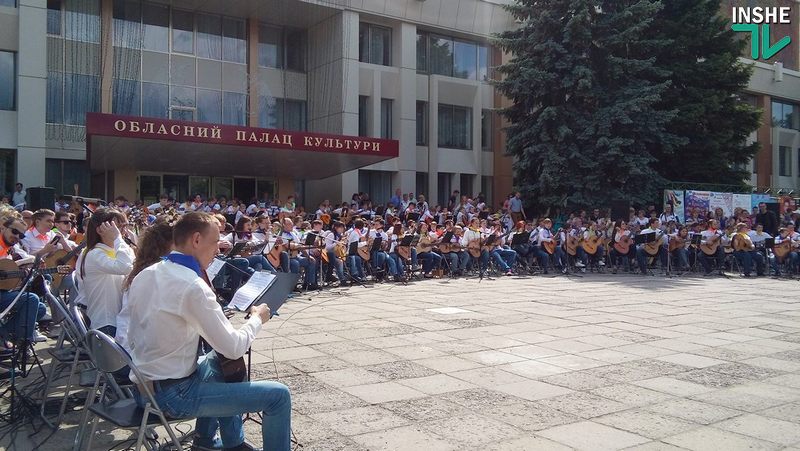245 гитаристов сыграли в Николаеве гимн Евросоюза 21