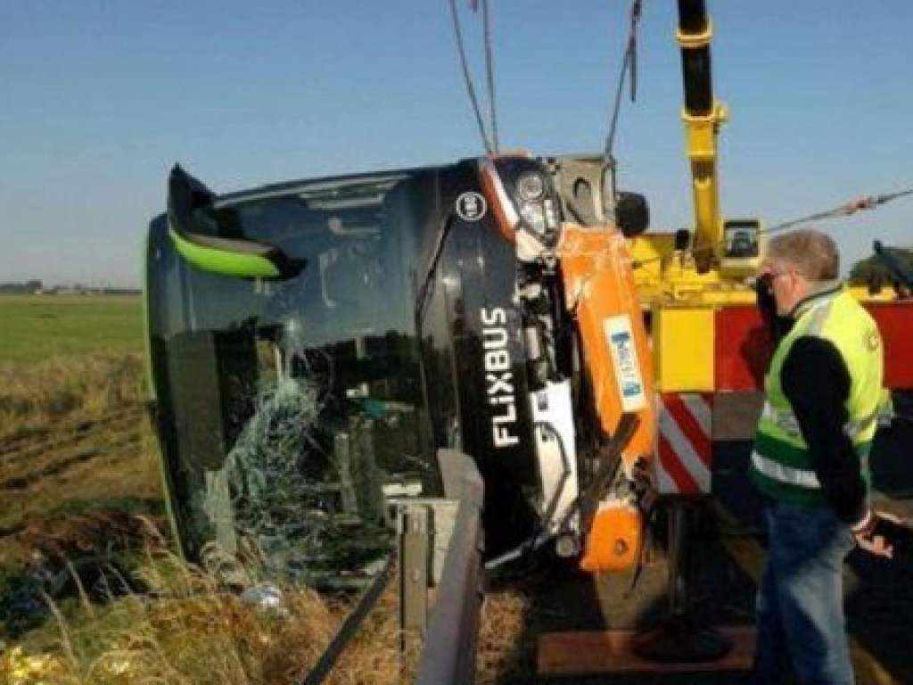 Рейсовый автобус попал в серьезную аварию в Италии: 26 человек ранены 1