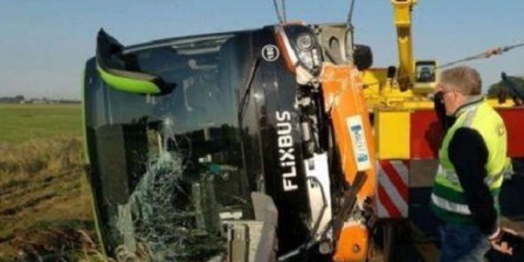 Рейсовый автобус попал в серьезную аварию в Италии: 26 человек ранены