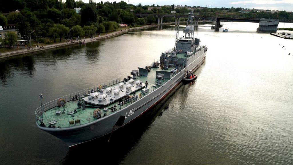 Зачем в Николаев зашел средний десантный корабль "Юрий Олефиренко" 1