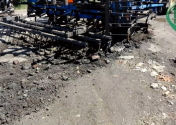 Дороги и так не фонтан… В Новом Буге на Николаевщине одну из улиц перепахали бороной