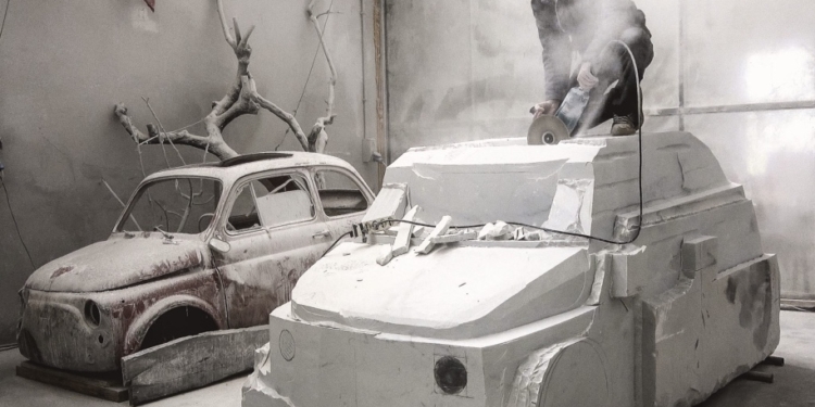 Микеланджело из мрамора изваял Пьету. Этот итальянец собирается из мрамора высечь Fiat 500