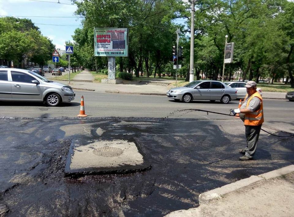 Дорожники ремонтируют ул.Пушкинскую в Николаеве и жалуются, что городская власть ничего не сделала с люками и ливневками 2