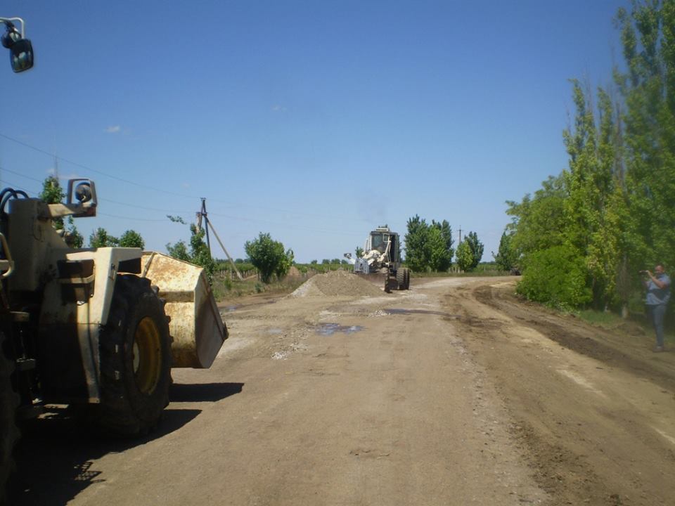 Дорога из Николаева на Очаков ремонтируется: неделю латали участок от Старой Богдановки до Каталино 1