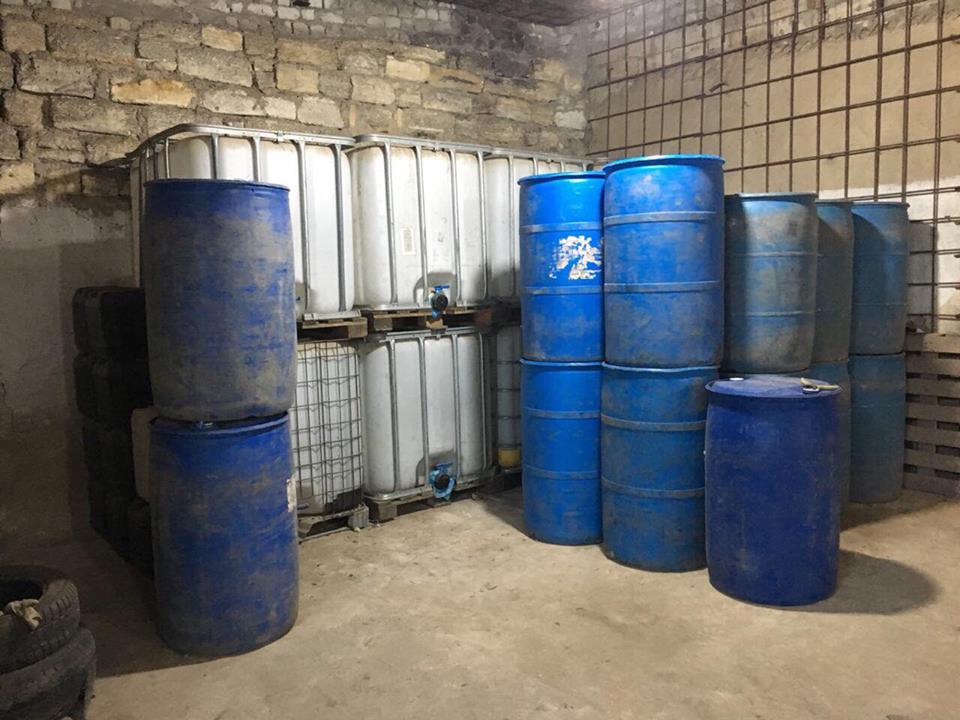 Жители Николаева организовали подпольное производство контрафактного алкоголя 1