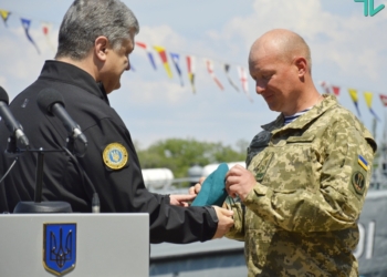 Президент Украины в Николаеве подписал Указ о новом Дне морской пехоты и вручил береты нового образца