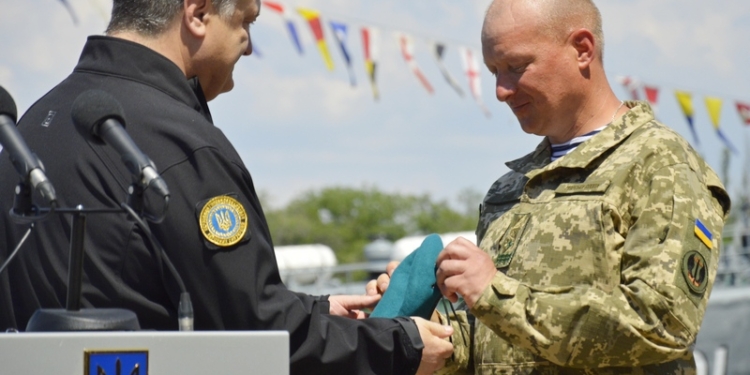 Президент Украины в Николаеве подписал Указ о новом Дне морской пехоты и вручил береты нового образца