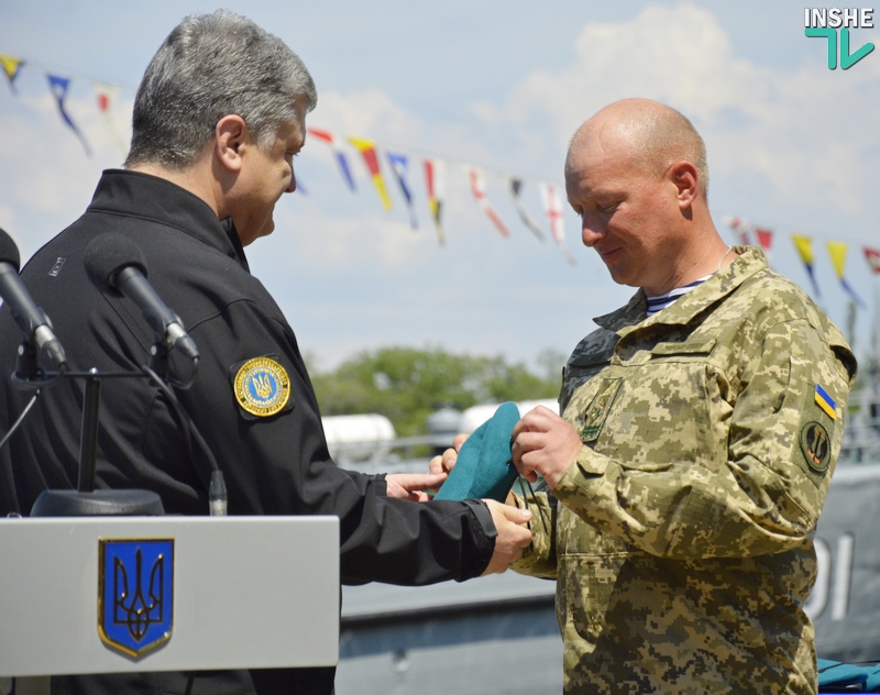 Президент Украины в Николаеве подписал Указ о новом Дне морской пехоты и вручил береты нового образца 41