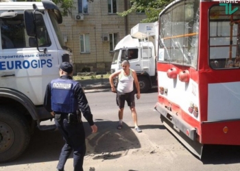 В Николаеве грузовик врезался в троллейбус, полный выпускников и горожан