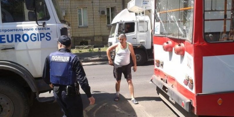 В Николаеве грузовик врезался в троллейбус, полный выпускников и горожан