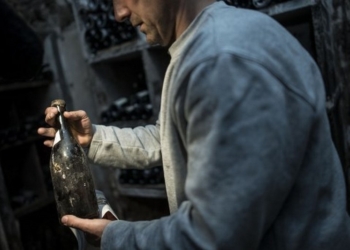 Бутылка «желтого вина» 1774 года продана на аукционе за рекордные 103,7 тыс.евро