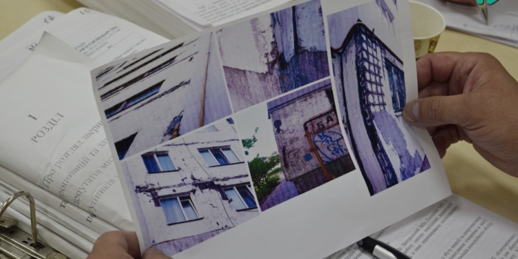 Жильцы николаевской девятиэтажки бьют тревогу: Стены разрушаются, есть трещины, торчит арматура