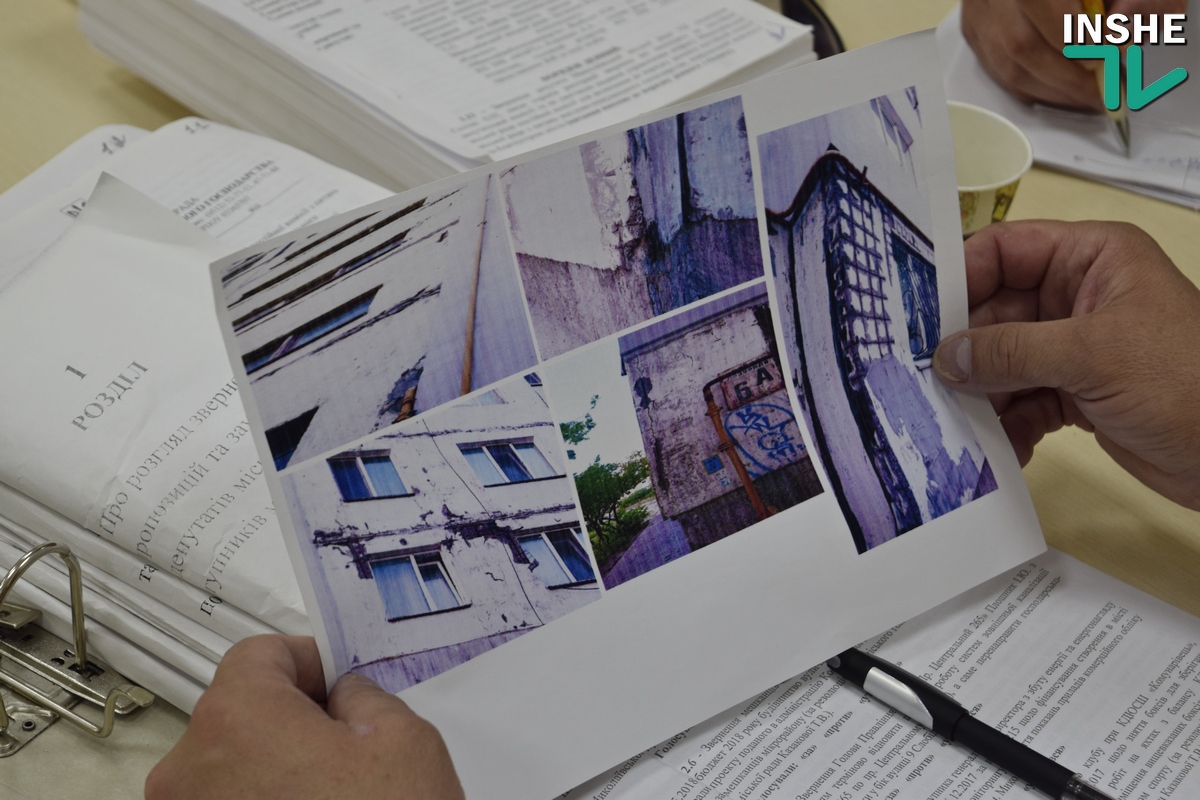 Жильцы николаевской девятиэтажки бьют тревогу: Стены разрушаются, есть трещины, торчит арматура