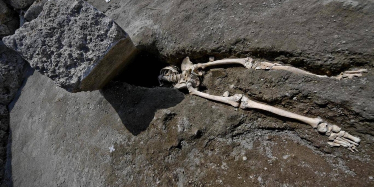 Новая находка на раскопках Помпеи: ученые нашли скелет человека, раздавленного огромным камнем