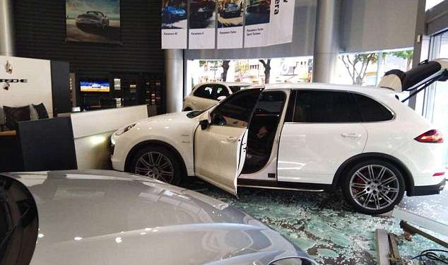 У богатых свои причуды: бизнесмен разгромил своим Cayenne за 100 000 фунтов стерлингов автосалон