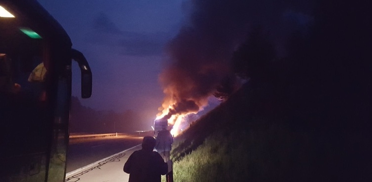 Отделались испугом: в Хорватии прямо на ходу загорелся автобус с польскими паломниками