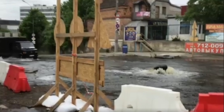 В Николаеве – еще один канализационный порыв: катастрофа по ул. Лесковой распространилась до ул. Кузнечная