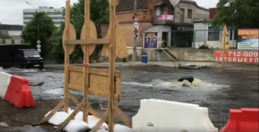 В Николаеве – еще один канализационный порыв: катастрофа по ул. Лесковой распространилась до ул. Кузнечная 7