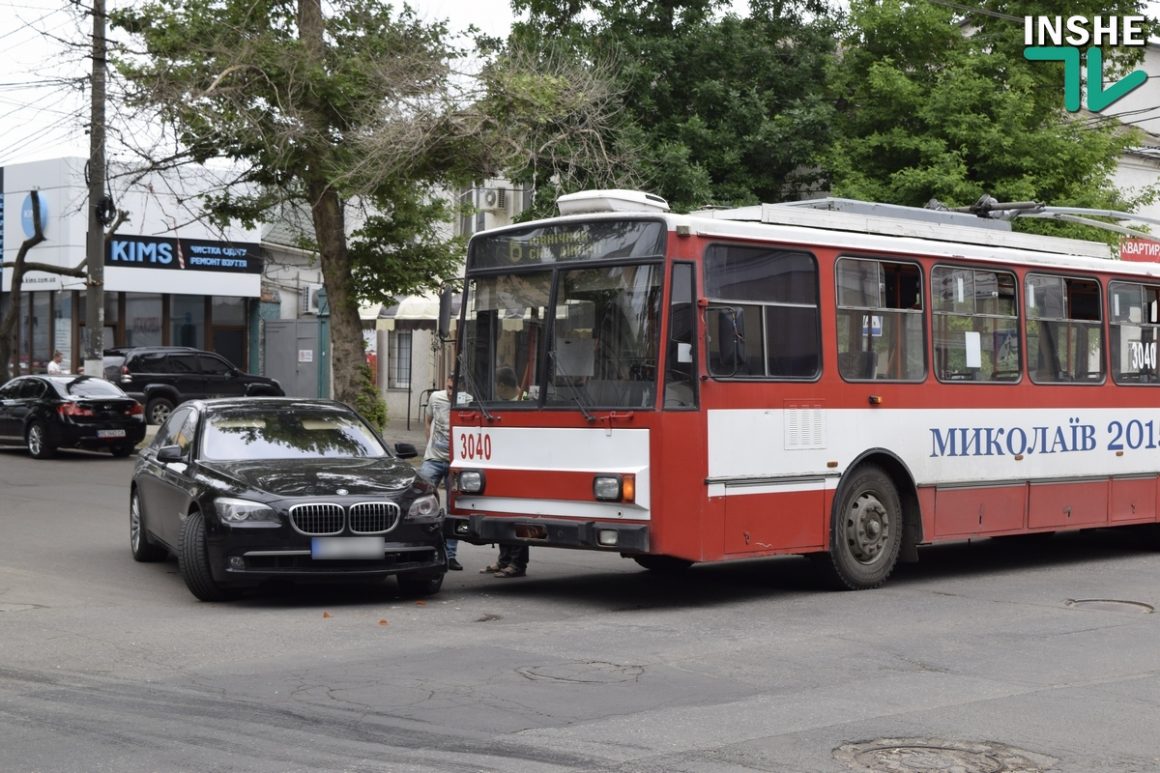В центре Николаева BMW врезался в троллейбус с пассажирами 1