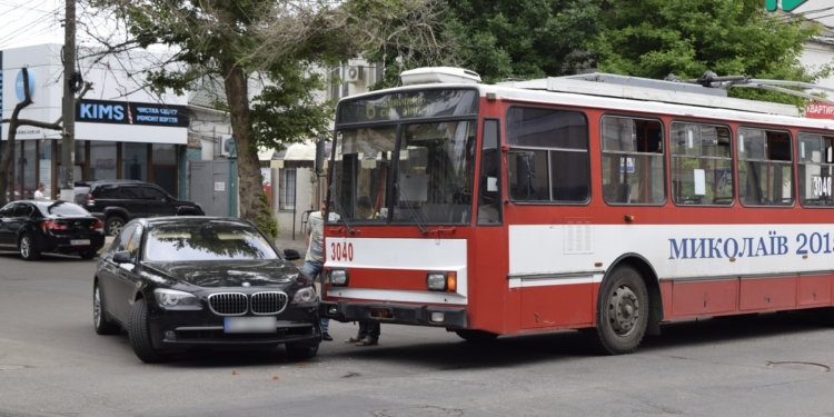 В центре Николаева BMW врезался в троллейбус с пассажирами