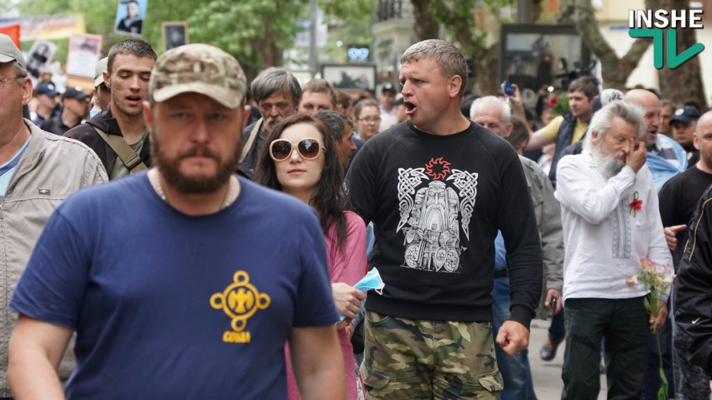 В Николаеве конвой из патриотов и силовиков провел «Бессмертный полк» по улице Соборной 21