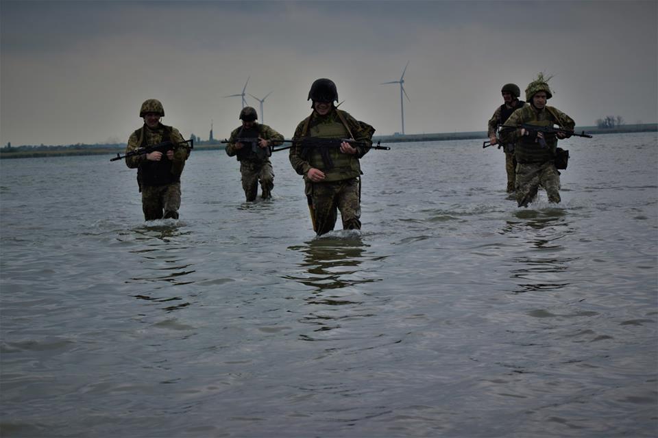 Вместе с николаевскими морпехами 8-километровую полосу препятствий прошел и командующий морской пехоты 22