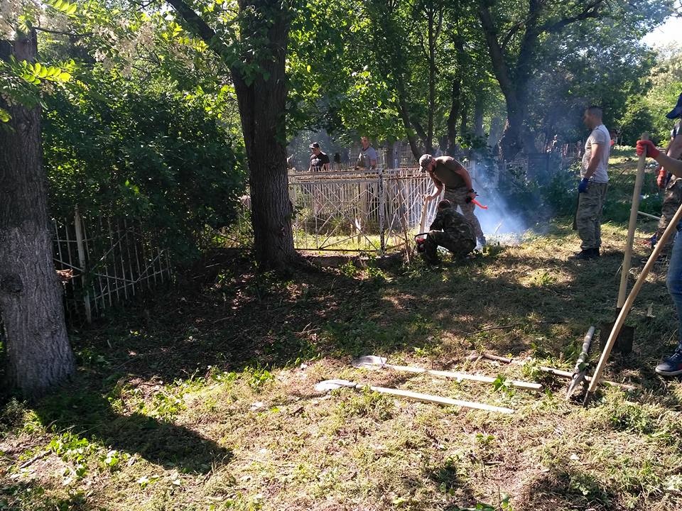 В Николаеве военные и волонтеры привели в порядок могилы освободителей города и ветеранов Второй мировой на старом некрополе 4