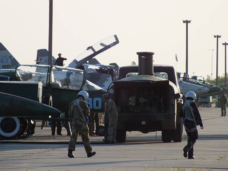 Мы под их надежным крылом: в Николаевской авиационной бригаде продолжается очередная летная смена 20