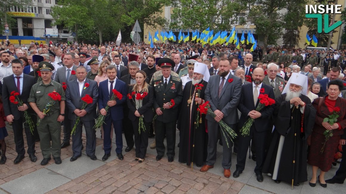 День победы над нацизмом во Второй мировой войне: Тысячи николаевцев пришли к Вечному огню 24