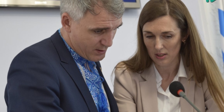 Сенкевич сказал, что больше не будет отрабатывать повестку дня сессий с главами фракций